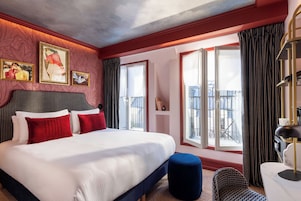 Premium bedding, desk, blackout curtains