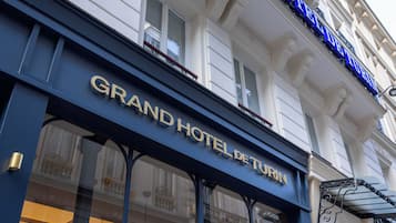De gevel van het Grand Hotel de Turkuin, met de naam duidelijk zichtbaar.