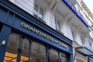 La facciata del Grand Hotel de Turkuin, con il suo nome ben visibile.