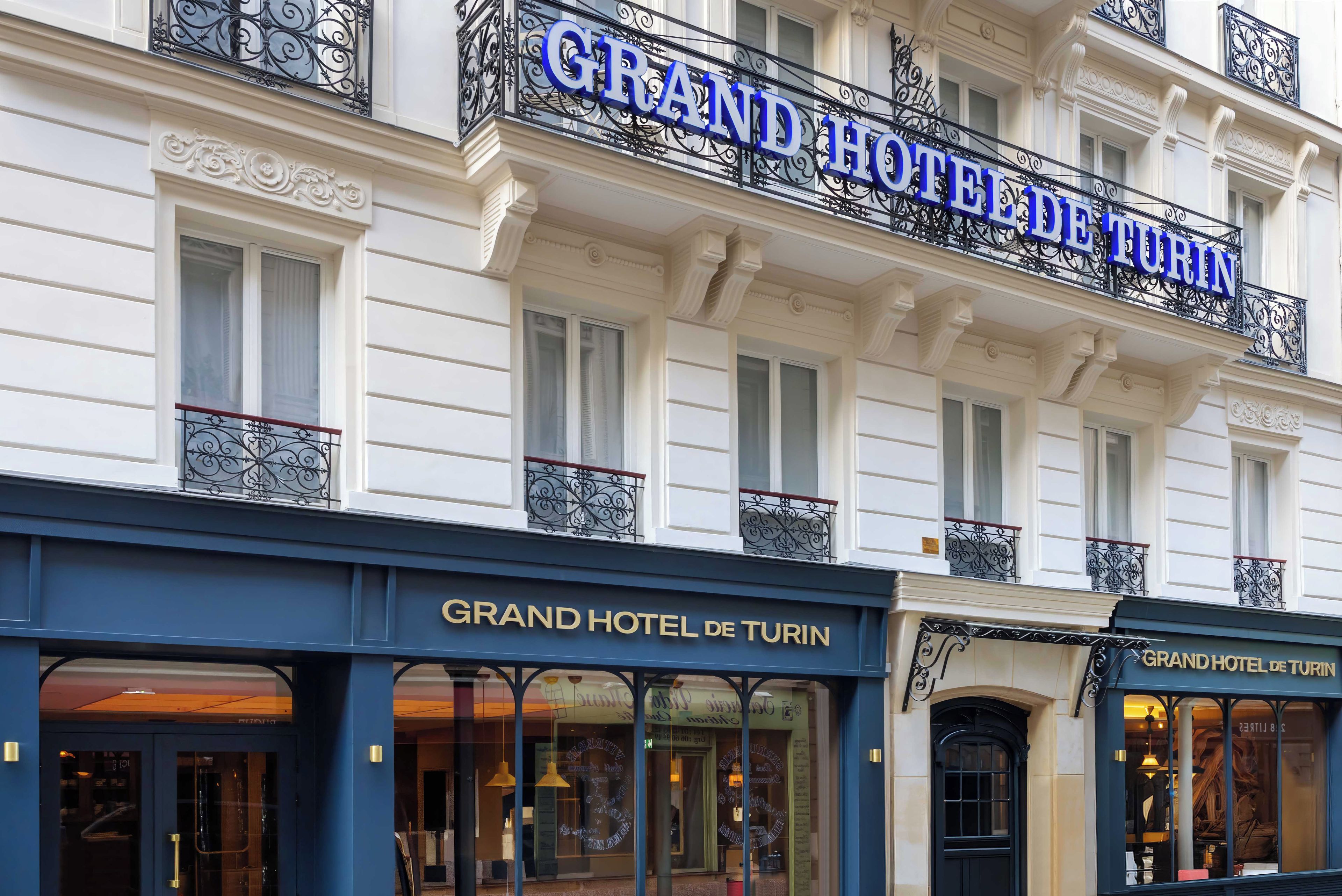 Exterior del Grand Hotel de Turin, con su arquitectura clásica y señalización.