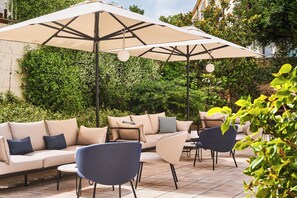 Terrace/patio - Hotel Le Versailles (Versailles)