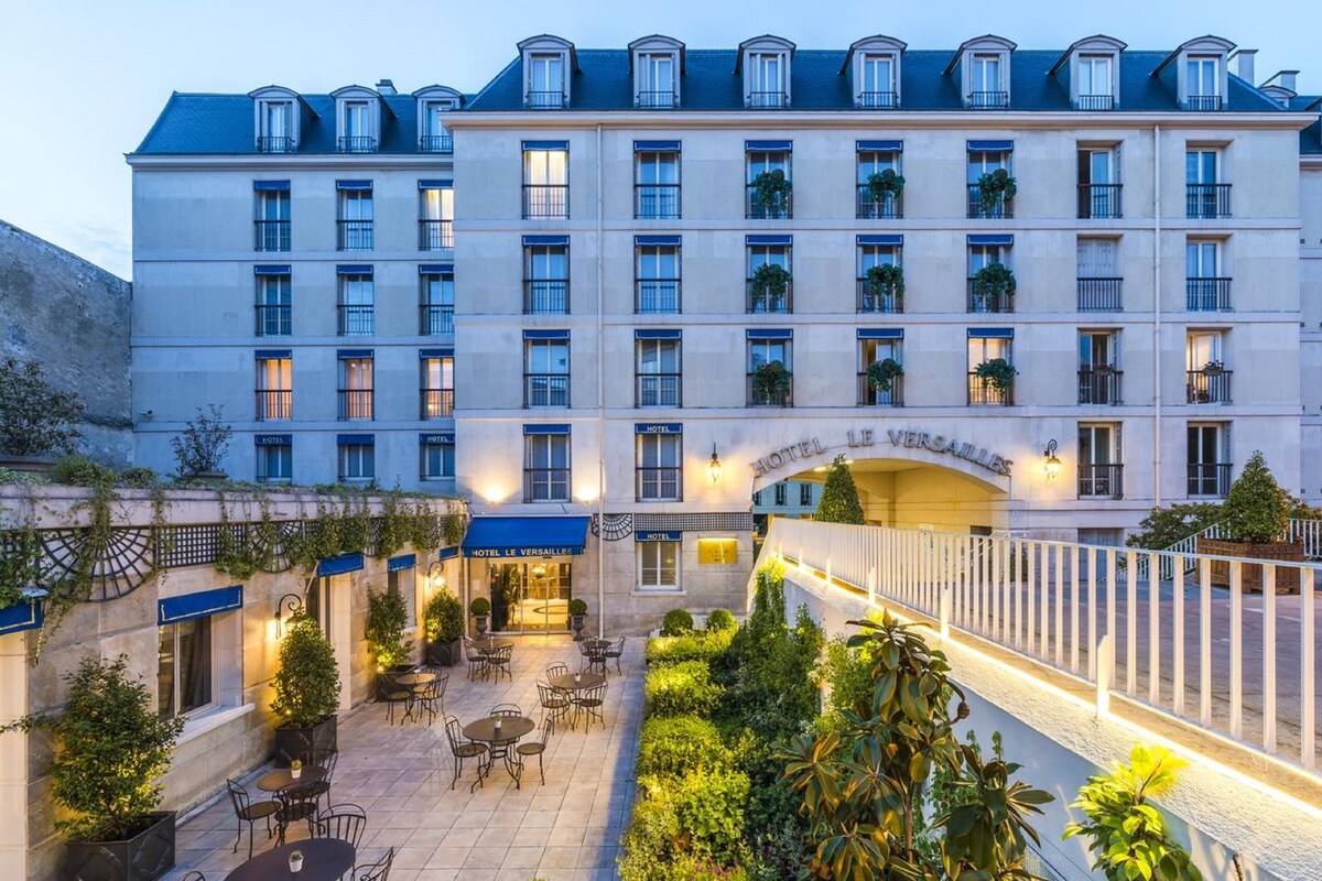 Pool at J.K. Place Paris, for a spa weekend in Paris