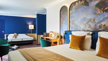 Familiekamer | Luxe beddengoed, een kluis op de kamer, een bureau