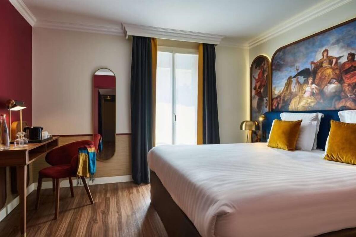 Premium bedding, in-room safe, desk, iron/ironing board (on request)