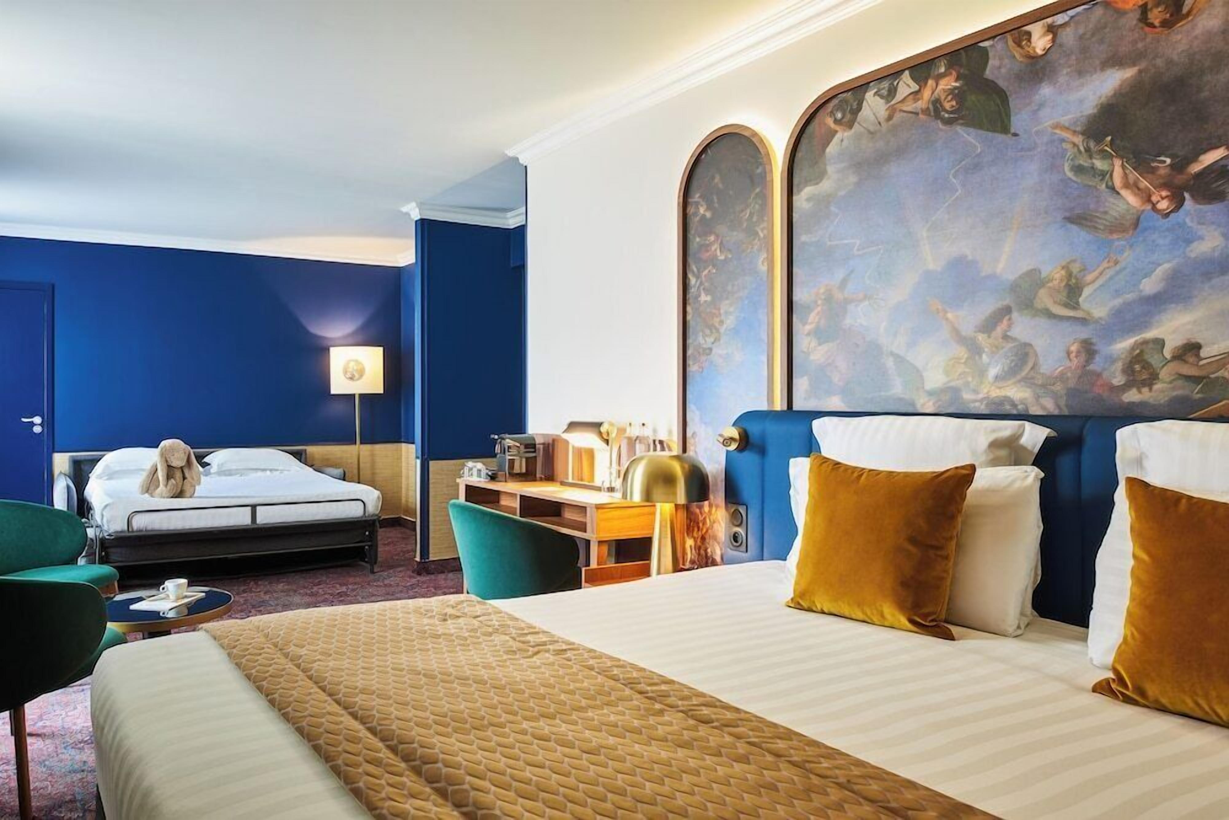 Premium bedding, in-room safe, desk, iron/ironing board