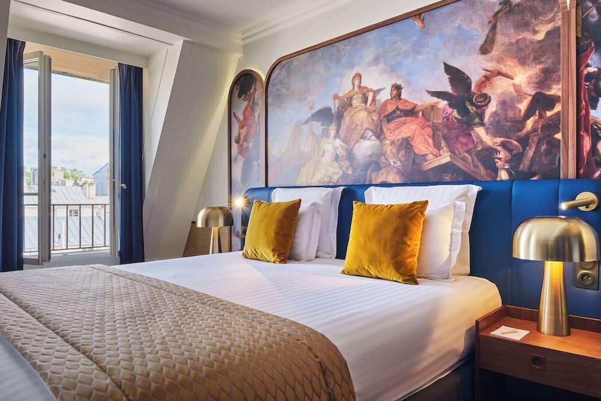 Premium bedding, in-room safe, desk, iron/ironing board