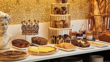 Desayuno buffet los días de semana (EUR 19.00 por persona)