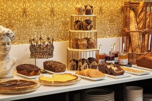 Buffet breakfast on weekdays (EUR 19.00 per person)