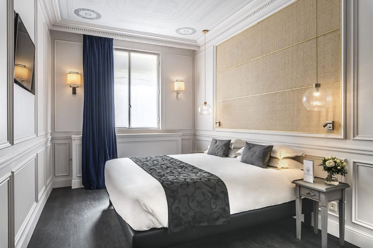 Premium bedding, in-room safe, desk, iron/ironing board