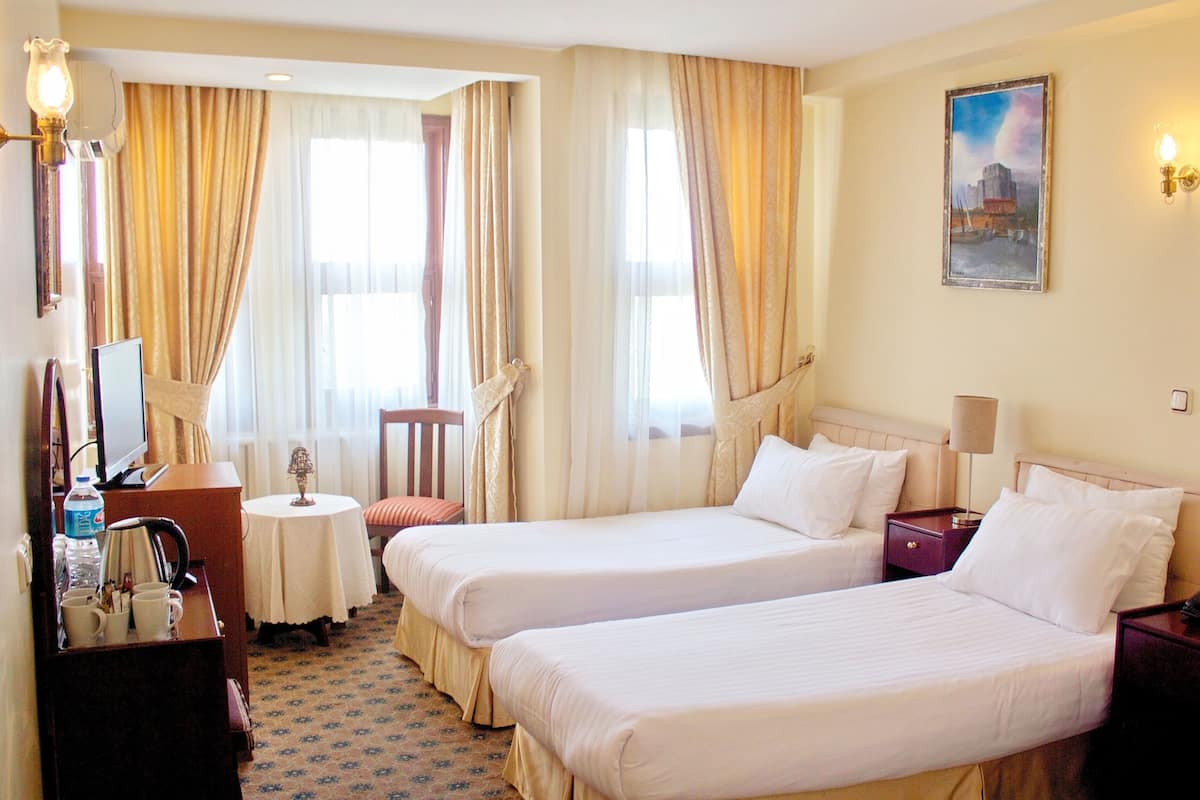 Standard Double or Twin Room, 1 Double or 2 Twin Beds (Non Smoking) | Ropa de cama de alta calidad y minibar