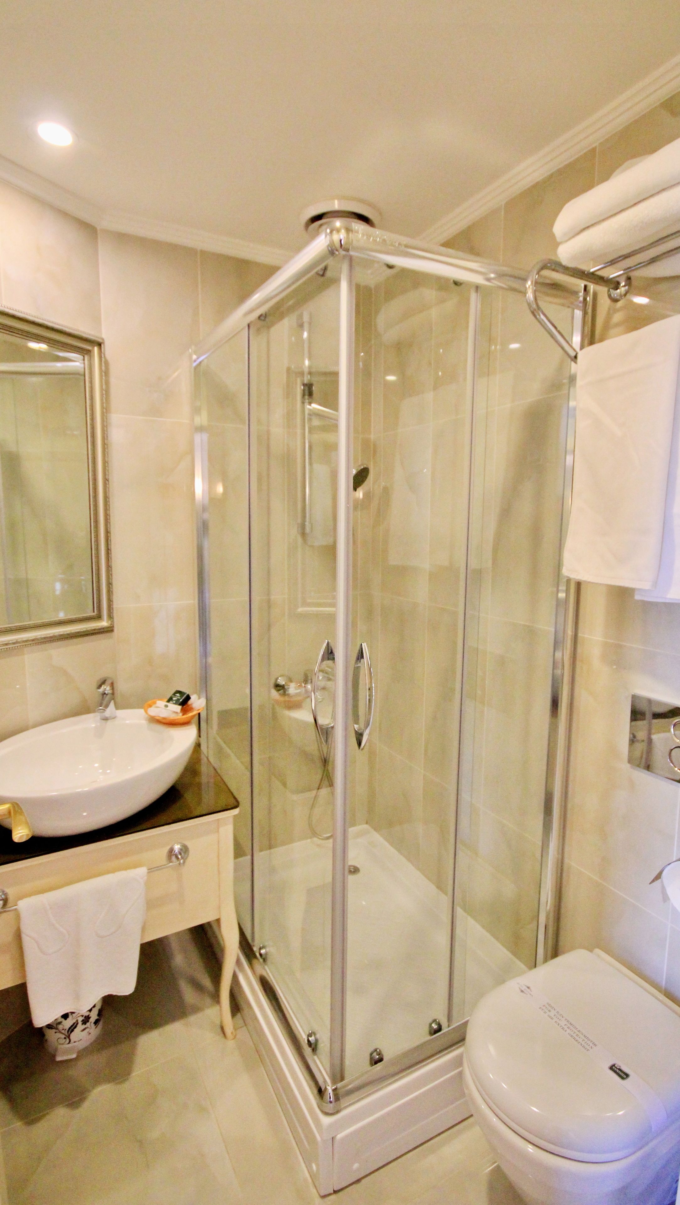 deluxe room, 1 double bed, sea view | bathroom | free toiletries, hair dryer, bathrobes, towels