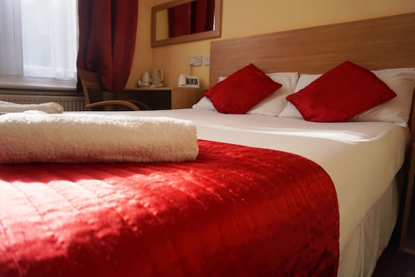 Classic Double Room | In-room safe, desk, iron/ironing board, free WiFi