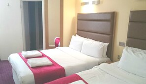 Chambre familiale | Coffre-fort, bureau, fer et planche à repasser, accès au Wi-Fi (inclus)