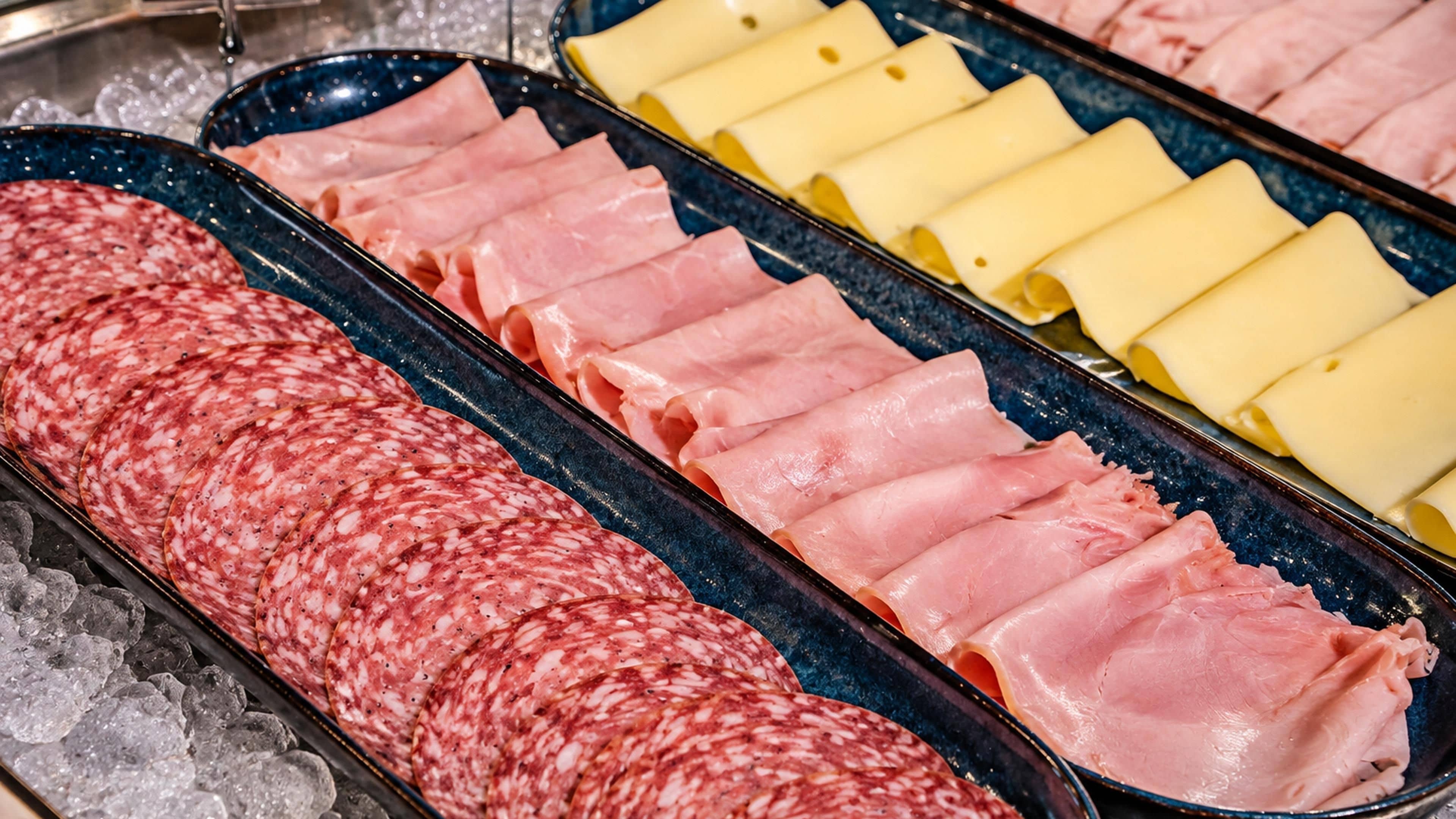 Un vassoio con selezione di salumi e formaggi.