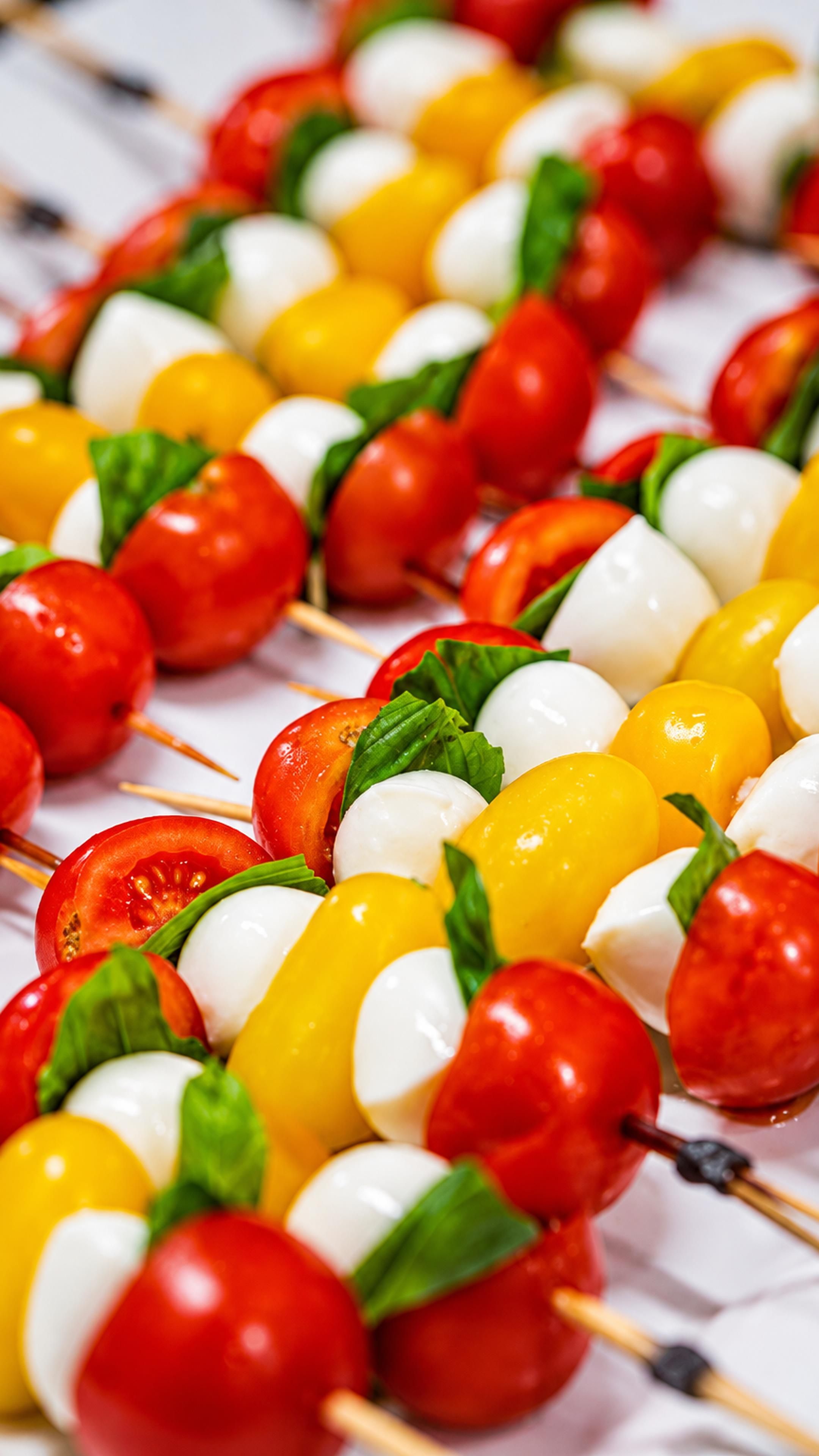 Primer plano de brochetas coloridas de verduras y queso.