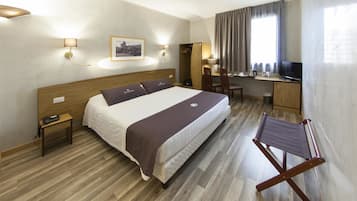 Standard Room, 1 Double Bed | In-room safe, desk, blackout drapes, soundproofing