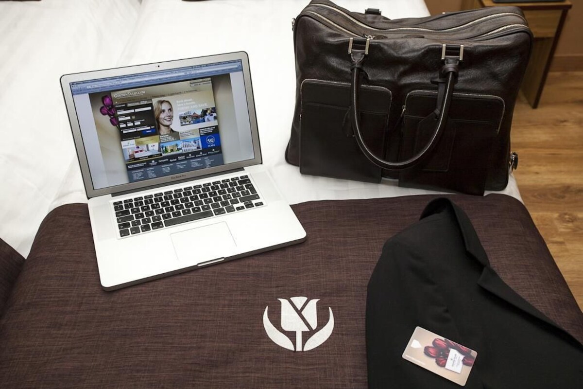 Standard Twin Room | In-room safe, desk, laptop workspace, blackout drapes