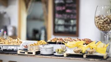 Sert le petit déjeuner et le dßner