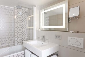 Shower, hair dryer, towels - Masséna Hôtel (Paris)