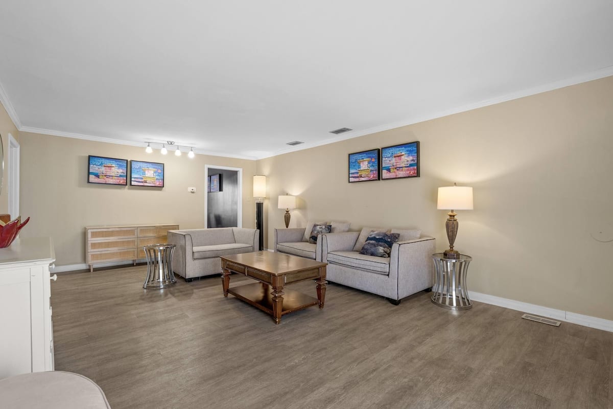 Suite familiar, 2 habitaciones, para no fumadores (1 King Bed & 1 Queen Bed) | Escritorio y espacio para trabajar con laptop