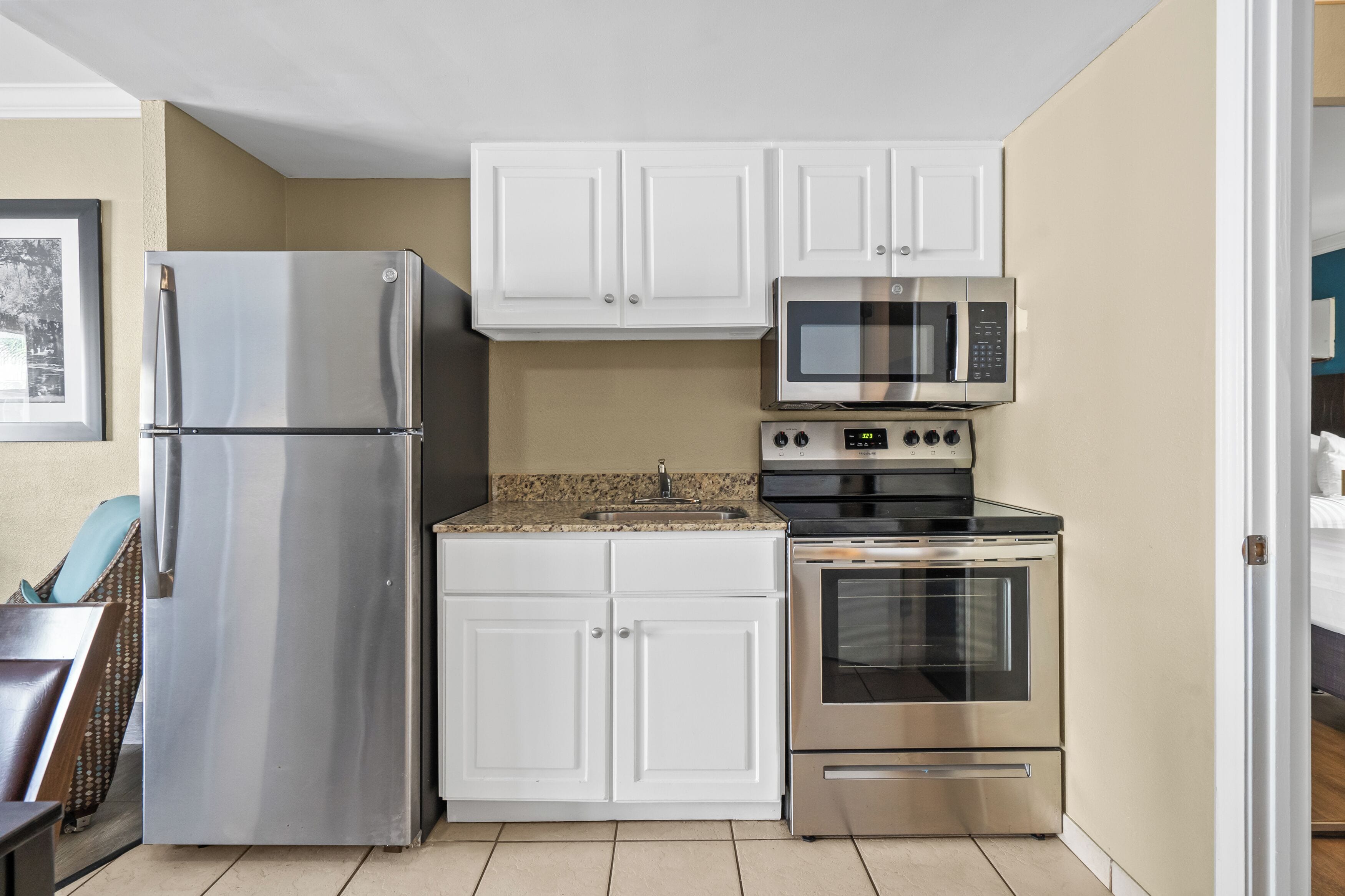 3 queen beds, pool view (efficiency), non-smoking | private kitchen | microwave, coffee/tea maker, paper towels