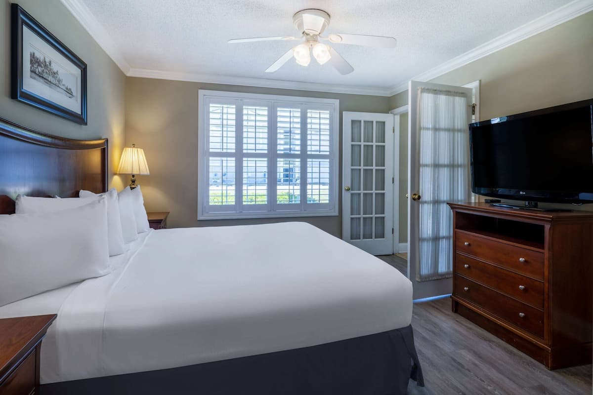 Cottage, 3 Bedrooms, Non Smoking (1 Queen & 2 King Beds) | Desk, laptop workspace, iron/ironing board, free WiFi