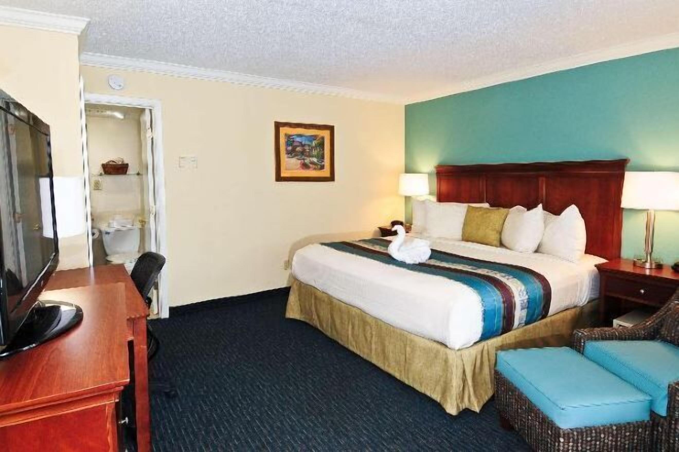 Desk, laptop workspace, iron/ironing board, free WiFi