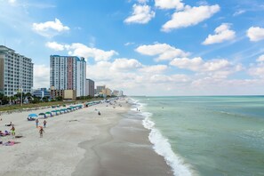 On the beach - The Sandbar Hotel, Trademark Collection by Wyndham (Myrtle Beach)