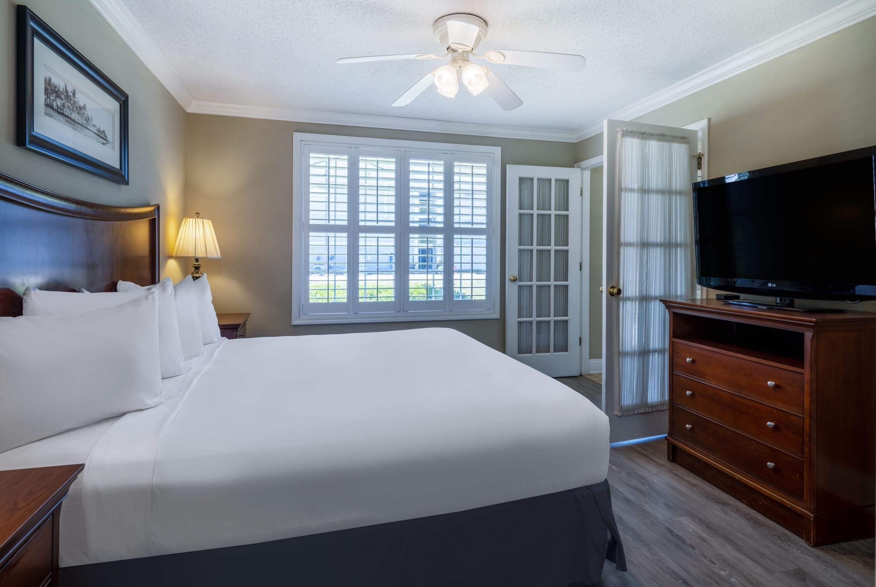 Cottage, 3 Bedrooms, Non Smoking (1 Queen & 2 King Beds) | Desk, laptop workspace, iron/ironing board, free WiFi