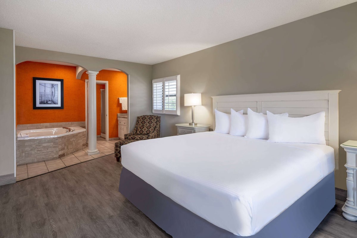 Premium Room, 1 King Bed, Non Smoking, Ocean View (Balcony) | Desk, laptop workspace, iron/ironing board, free WiFi