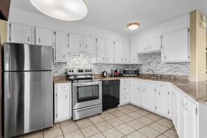 Suite presidencial, 2 habitaciones, no fumadores (Street View) | Cocina privada | Microondas, cafetera o tetera y papel de cocina