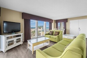 Suite presidencial, 2 habitaciones, no fumadores (Street View) | Zona de estar | Televisión LCD de 37 pulgadas con canales por cable, una televisión
