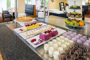 Lunch, dinner served; international cuisine, alfresco dining 