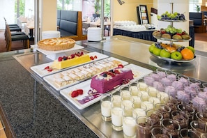 Lunch, dinner served; international cuisine, alfresco dining