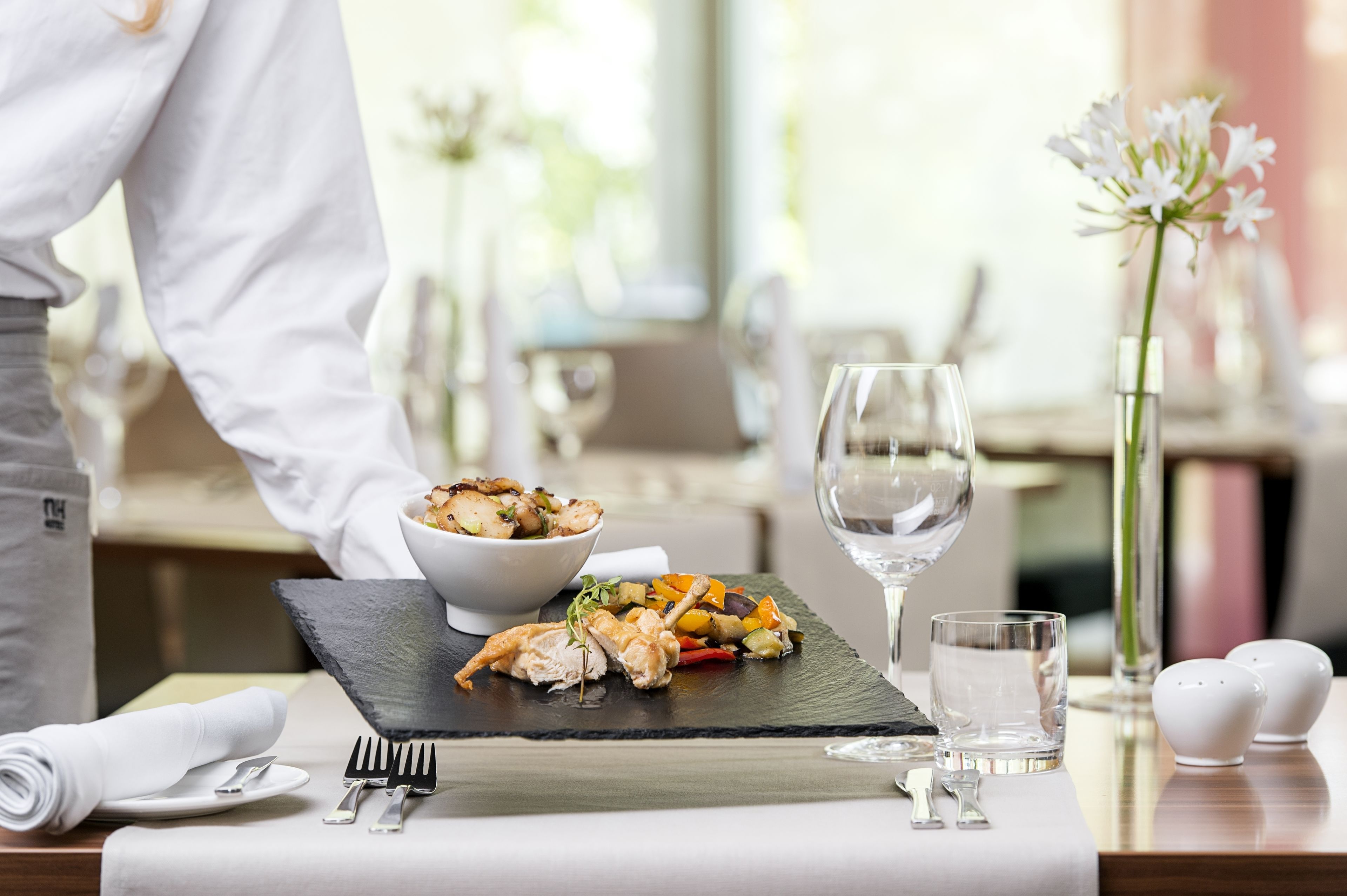 Serveert lunch, diner, internationale gerechten, openlucht dineren 