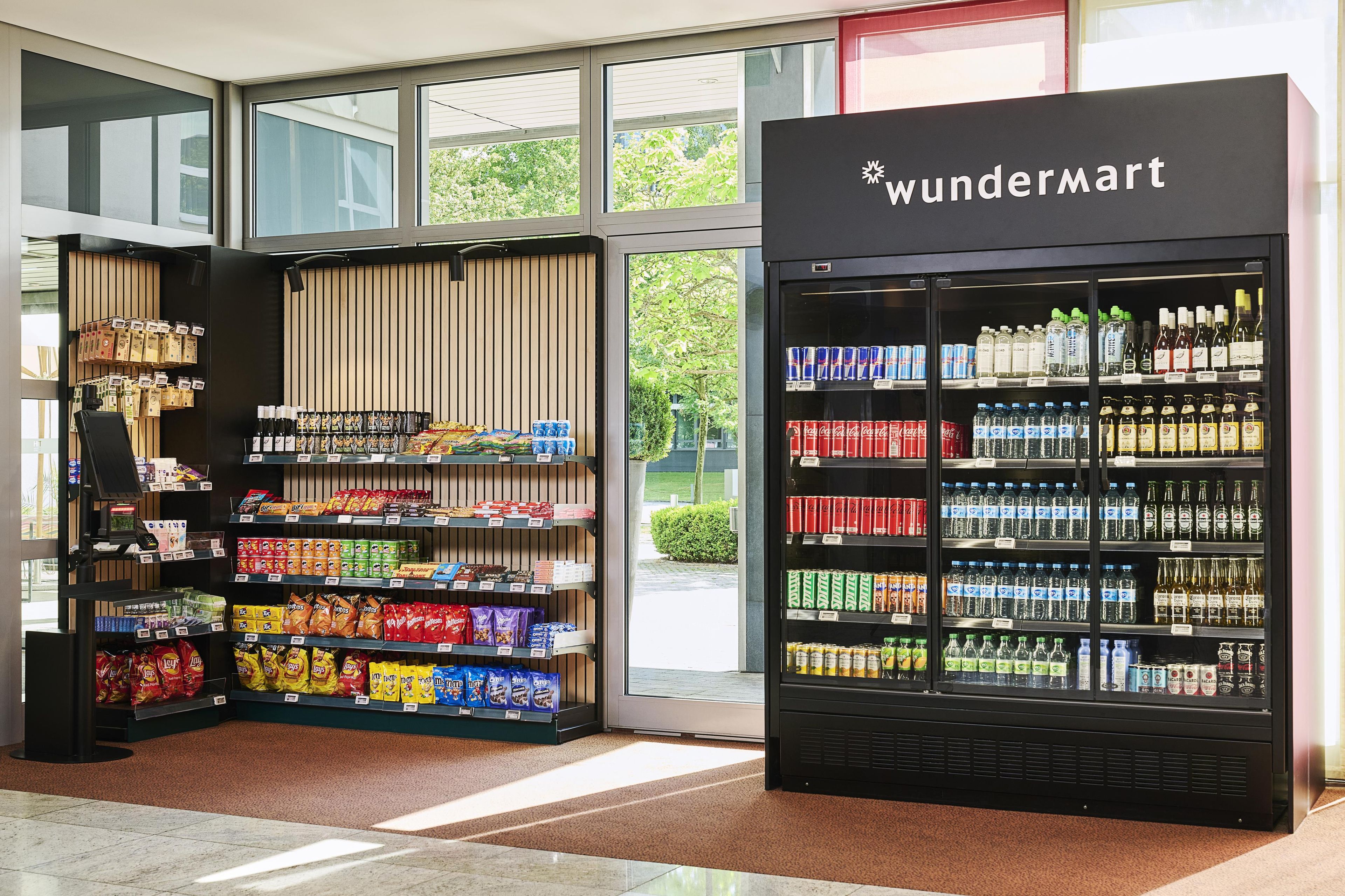 Una tienda Wundermart con estantes llenos de aperitivos, bebidas y otros productos.