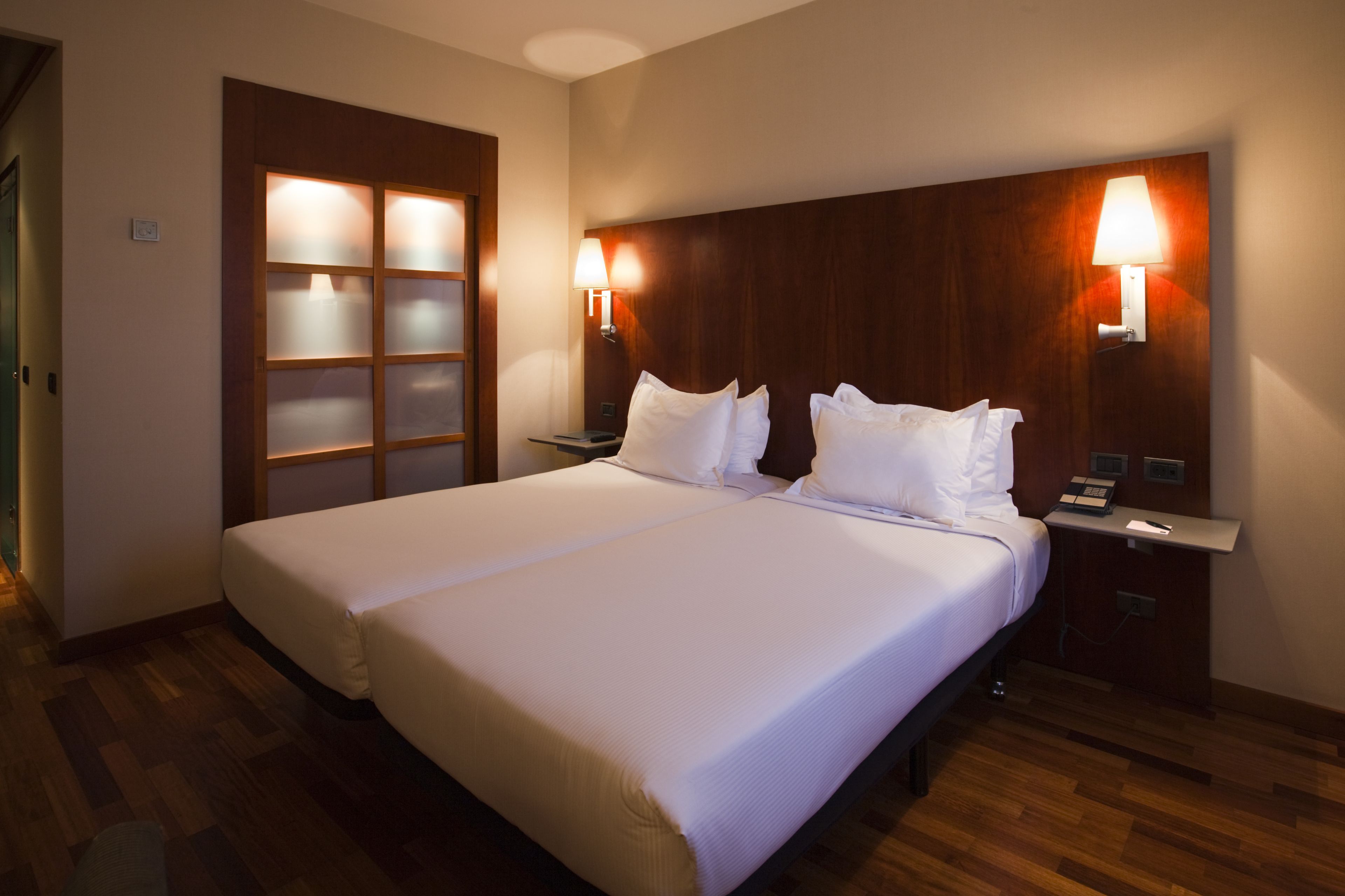 standard room, 1 queen bed | minibar, in-room safe, desk, blackout curtains