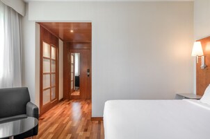 Habitación estándar, 2 camas individuales | Minibar, caja fuerte, escritorio y cortinas opacas