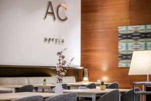 Phục vụ bữa sáng và bữa tối, món ăn mang phong cách quốc tế 
