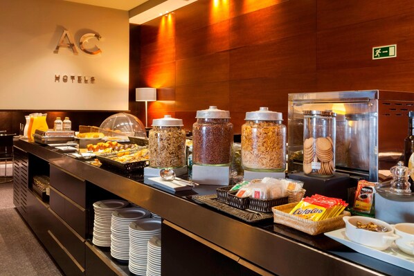 Se ofrece un desayuno bufé todos los días (15.4 EUR por persona)