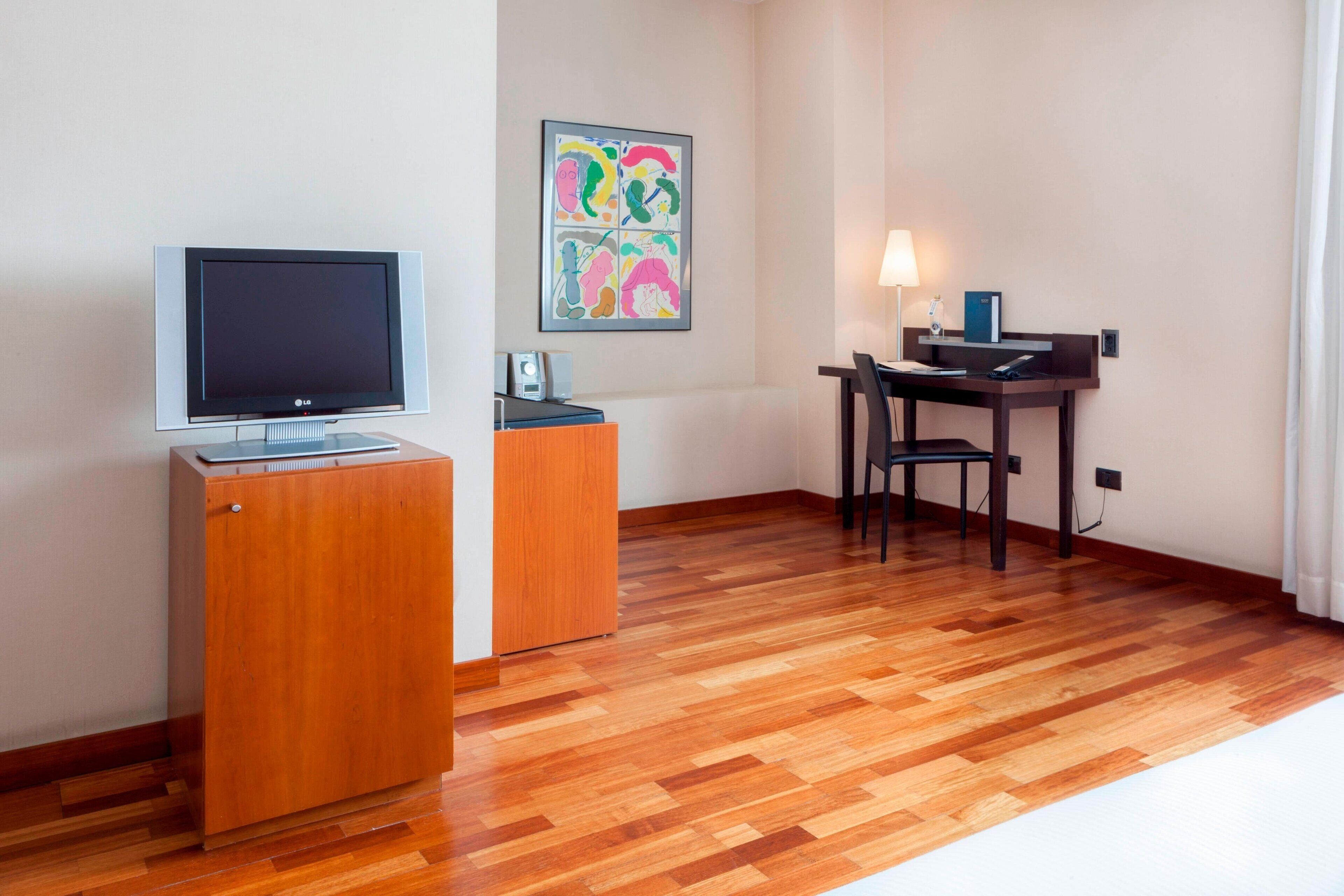 junior suite, 1 king bed | minibar, in-room safe, desk, blackout curtains