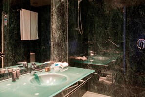 Standard Room, 1 Queen Bed | Bathroom | Free toiletries, hair dryer, bidet, towels