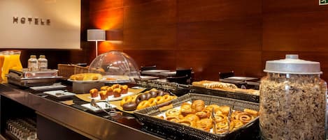 Petit déjeuner buffet (15.4 EUR par personne)