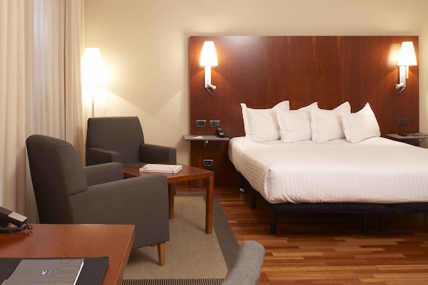 Standard Room, 1 Queen Bed | Minibar, in-room safe, desk, blackout drapes