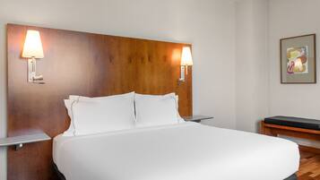 Een minibar, een kluis op de kamer, een bureau, verduisterende gordijnen