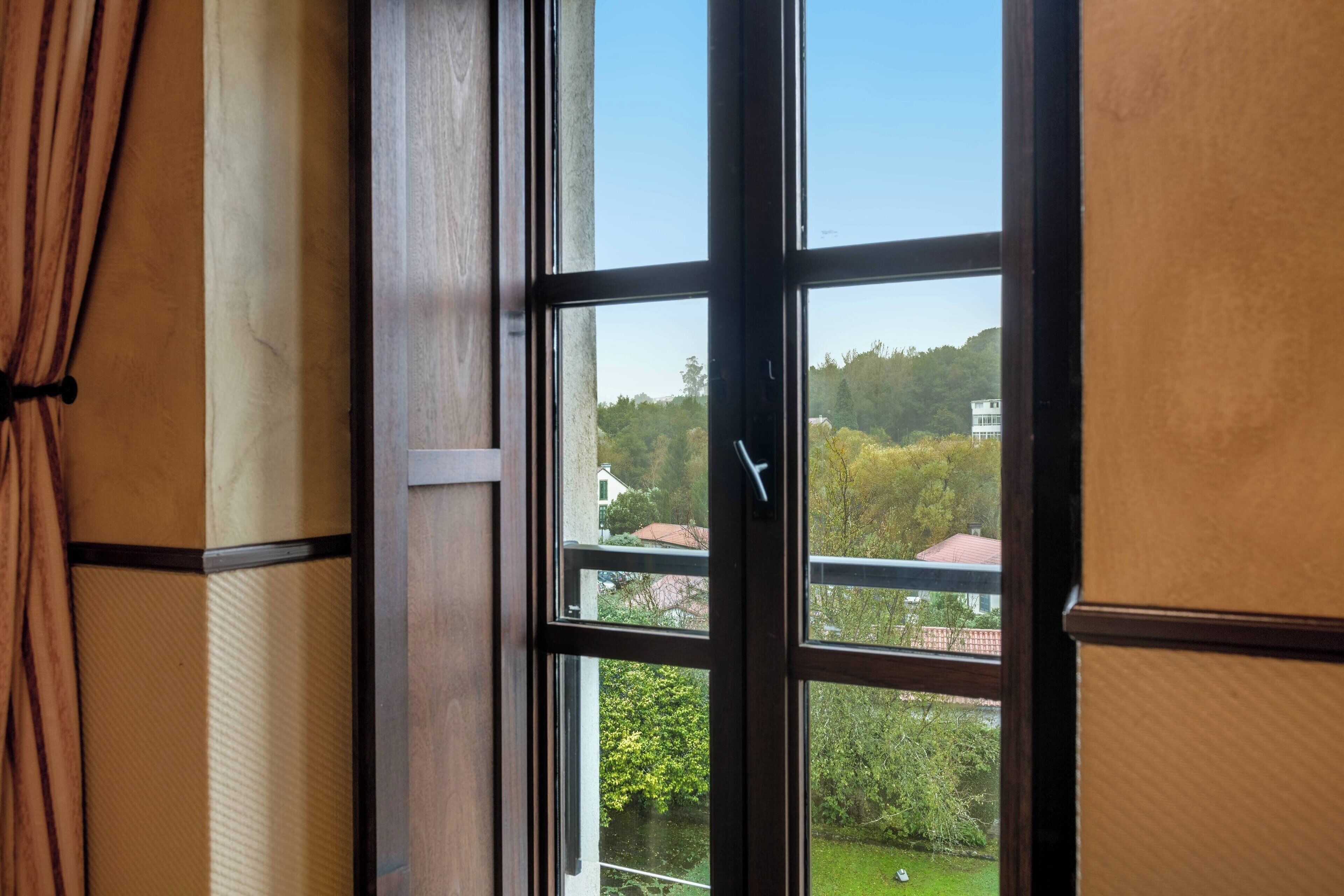Deluxe Room, 1 King Bed | Minibar, in-room safe, desk, blackout curtains