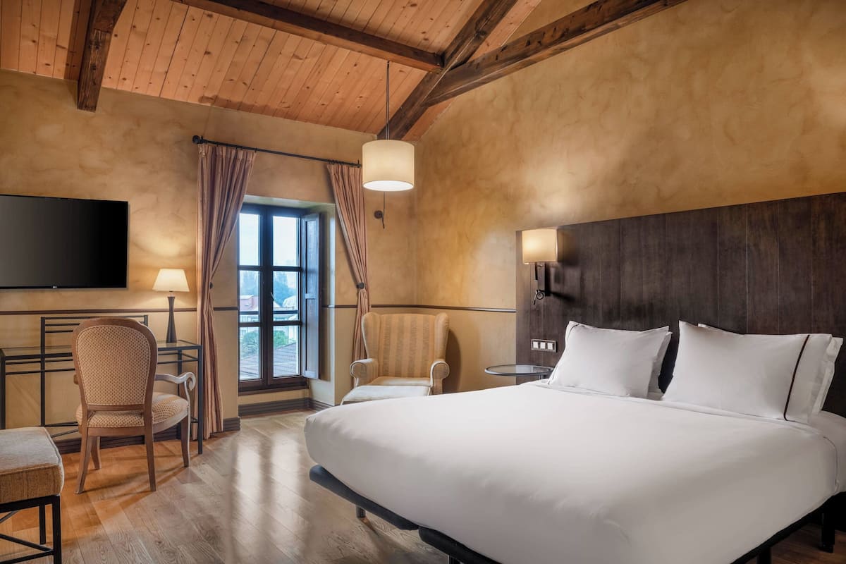 Deluxe Room, 1 King Bed, Non Smoking | Minibar, in-room safe, desk, blackout curtains