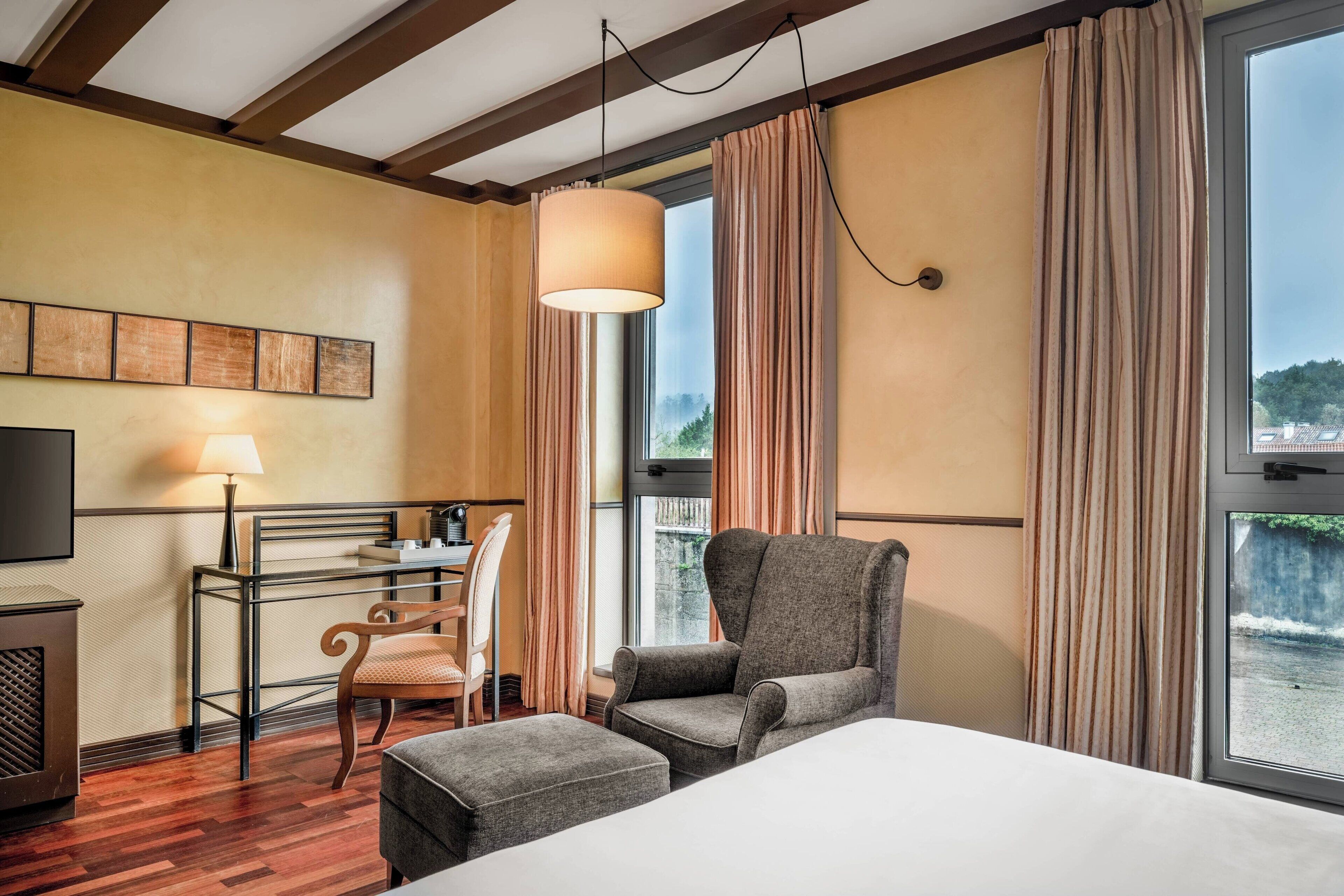 华丽客房, 1 张特大床, 花园景观 | 迷你吧、客房内保险箱、办公桌、遮光窗帘