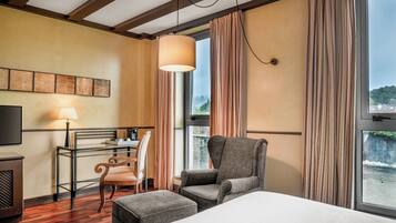 Deluxe-Zimmer, 1 King-Bett, Gartenblick | Minibar, Zimmersafe, Schreibtisch, VerdunkelungsvorhÀnge