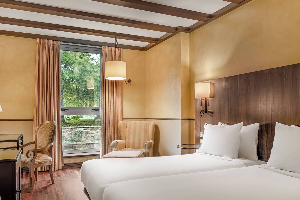 deluxe room, 2 single beds, non smoking | 1 bedroom, minibar, in-room safe, desk